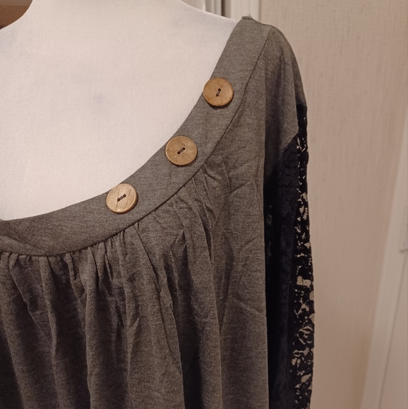 4/$80 Gray With Black Lace Tunic - Size 4X (US22) - Picture 4 of 10